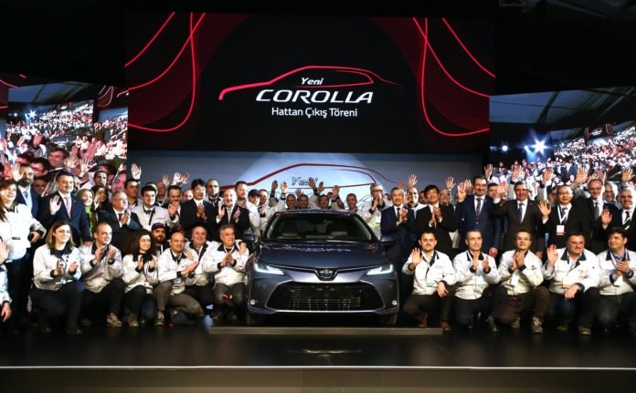 fashion4car_Yeni_Corolla_Sedan_1 Toyota Otomotiv Sanayi Türkiye, 230 milyon Euro ek yatırımla hibrit versiyona sahip Yeni Corolla Sedan üretimine başladı.