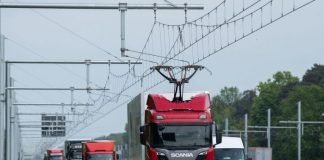 Almanya’nın ilk ‘e-Otoyolu’nda Elektrikli Kamyonlar Yola Çıktı VW Group'un Scaniası, eHighway denemesinden yararlanmak için özellikle R450 Hybrid kamyonunu üretti.