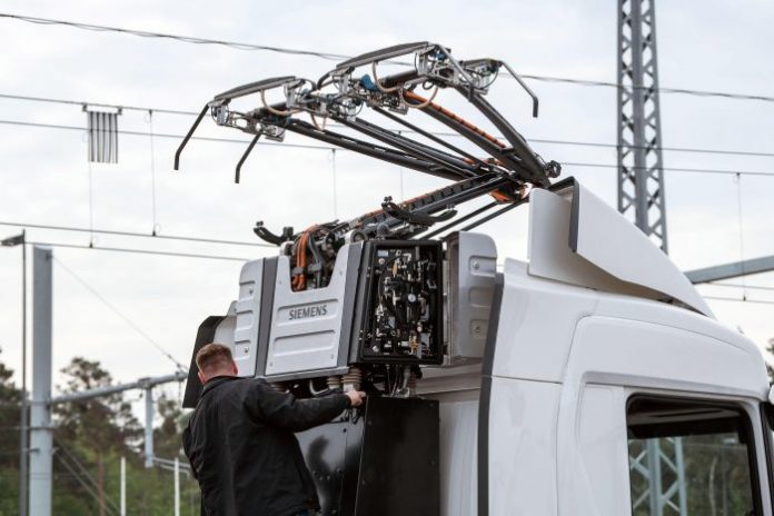 Siemens'in geliştirdiği platformda bir kamyonun bu hatlardan çıkan tüm enerjiden yararlanmak için bükülmüş bir TV anteninden daha fazlasına ihtiyacı var.