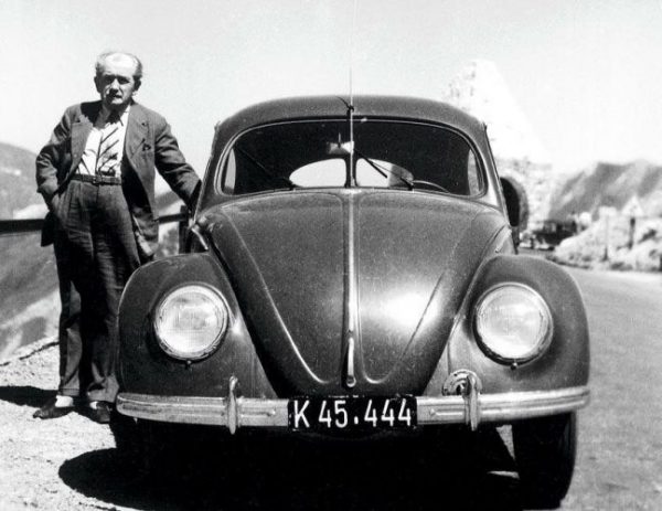 Ferdinand Porsche ve VW ile poz veriyor.