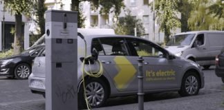 Volkswagen’den “WeShare” ile Elektrik Hamlesi Berlin’de uygulamaya başladığı WeShare hizmeti ile ilk etapta tam elektrikli 1,500 e-Golf'ten oluşan filosunu yola çıkaran marka, 500 e-up! ve ID.3 araçlarını da önümüzdeki yıl programa dahil edecek.
