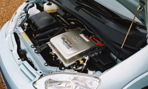 Toyota'nın ilk seri üretim hibrit otomobili Prius'un motoru.