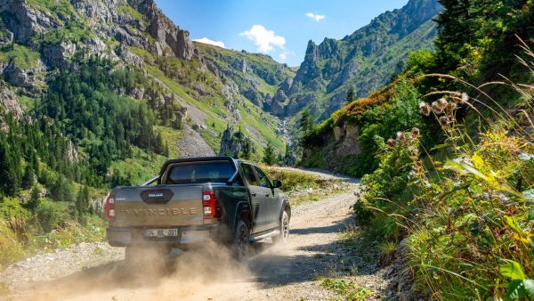 Yeni Toyota Hilux D915 Karayolu'nda zoru başardı!