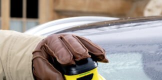 Kärcher “EDI 4 Buz kazıyıcı” Soğuk ve Karlı Havalarda Buzlanan Camları Çizmeden Temizliyor