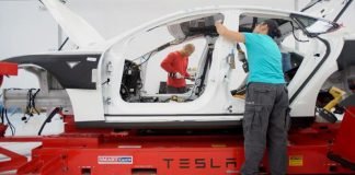 Tesla’nın satışları dört yıl sonra ilk kez düştü. Fiyat indirimleri de işe yaramadı